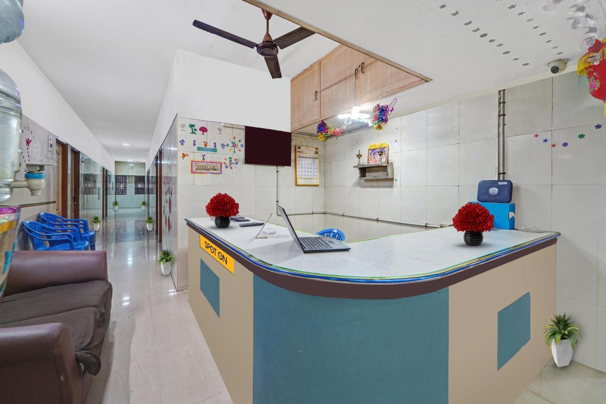Spot On New Golden Star Guest House Near Thirumangalam Metro Station Chennai Exterior foto